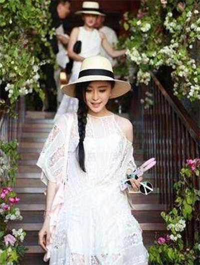 看看女星們花式戴草帽的帽子戲法！